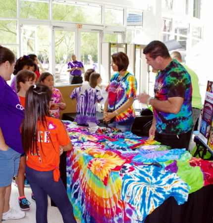 Spenden für Kinder durch Flüchtlingswerk